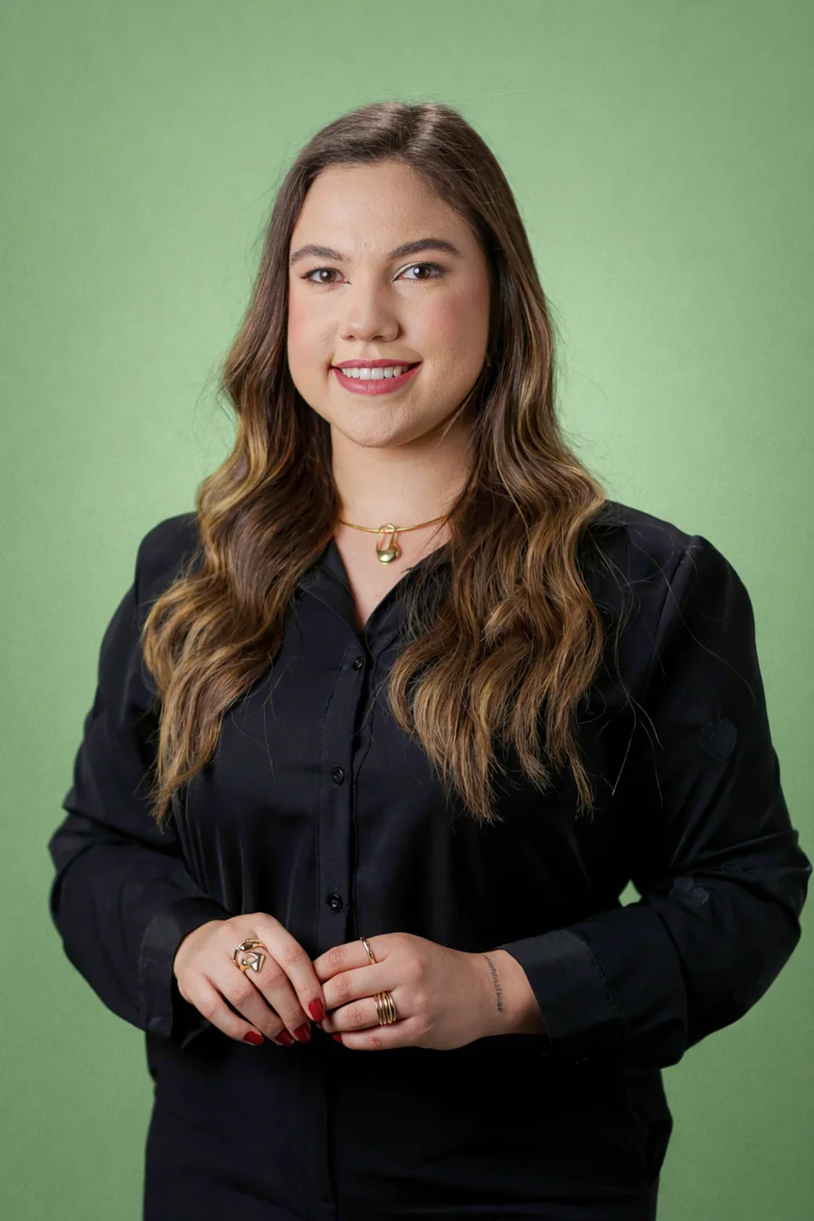 Mariana Dantas, psicóloga clínica, em foto profissional com fundo verde sálvia.